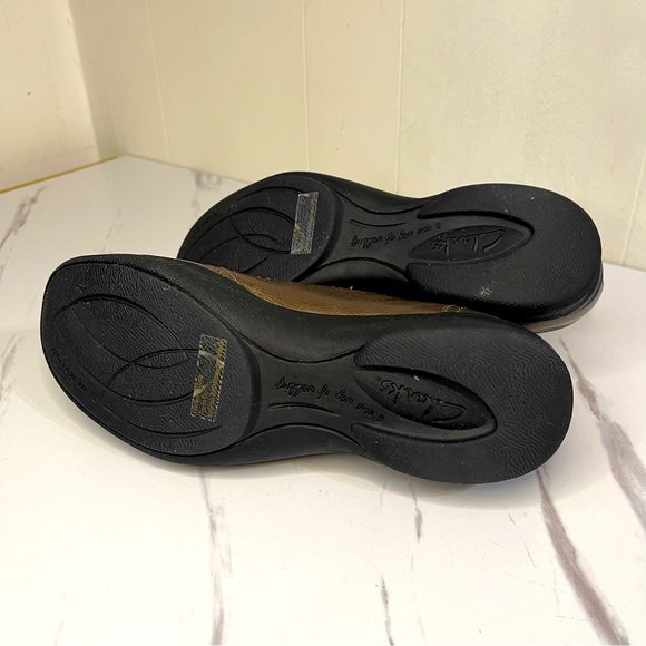 Clarks In Motion Walking Shoes Women’s 9.5 Bronze Leather Comfy Loafers Slip On - Picture 5 of 9